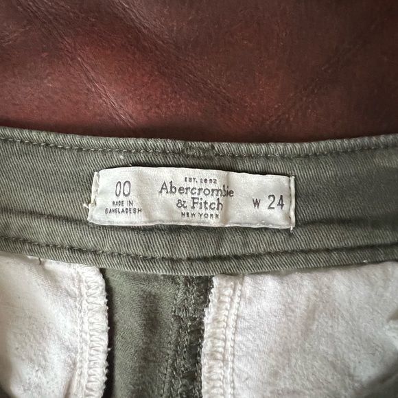 Abercrombie mid rise shorts size 00 but fits like a 0 - Picture 2 of 3